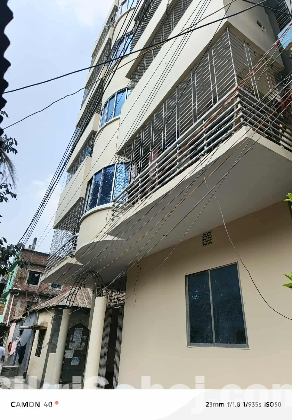 টঙ্গী স্টেশন রোডে ৬ তলা বাড়ি বিক্রি করা হবে।